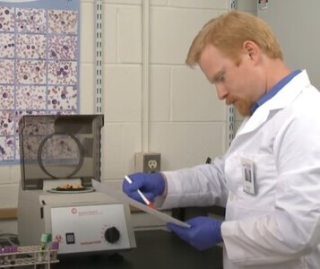 Клиника лечения наркозависимости в Болхове Врач в кабинете клиники