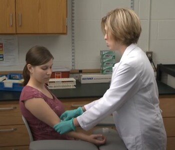 Лечение зависимости от аптечных препаратов в Болхове Врач делает инъекцию пациентке