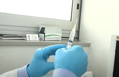 Проведение кодирования Вивитролом в Болхове Шприц с Вивитролом в руках у врача